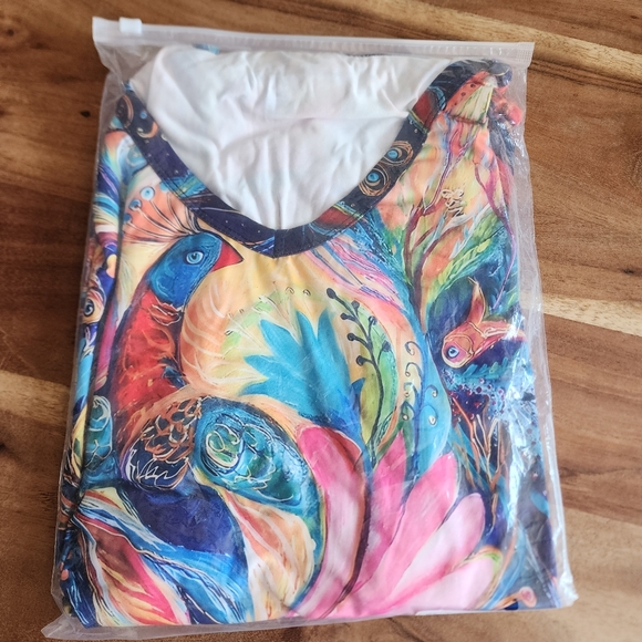 Short sleeves v-neck t-shirt, colorful peacock and abstract patterns, XXL - Picture 9 of 10